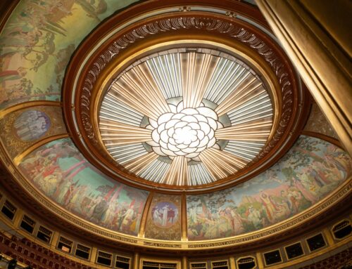 The « Shield of light » renouveau du lustre du théâtre des Champs-Elysées